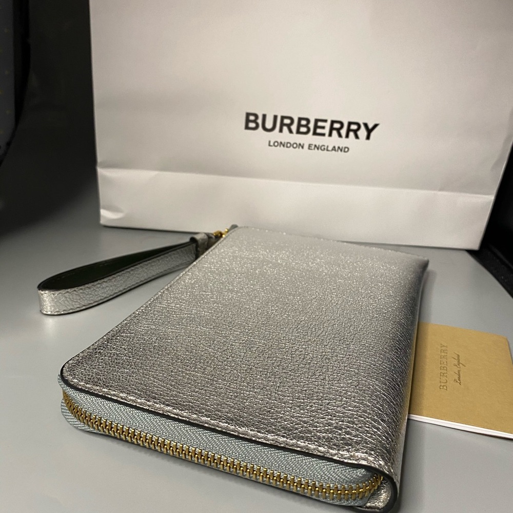 Burberry silver clutch - Picture 13 of 16